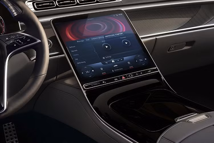 Dòng xe sang Mercedes-Benz S-Class đã bước sang thế hệ thứ 7 với tên mã W223 đi kèm ngoại hình mới sang trọng và bắt mắt hơn. Xe sở hữu lưới tản nhiệt với 3 thanh ngang mạ crôm cá tính với phần viền lưới tản nhiệt được bo tròn và hạ thấp xuống gần hốc gió trước hơn so với bản cũ. Mercedes-Benz S-Class 2021 được trang bị đèn pha Multibeam LED với điểm nhấn là 84 đi-ốt phát sáng tiêu chuẩn. Ngoài đèn pha, xe còn có đèn hậu thiết kế mới.