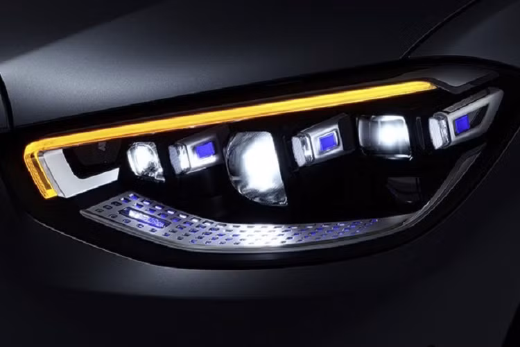 Mercedes-Benz S-Class thế hệ mới sở hữu tay nắm cửa dấu vào bên trong và chỉ bung ra khi người lái mở khoá xe. Chưa hết, các hốc gió của sedan hạng sang cỡ lớn Mercedes-Benz S500 2021 còn kéo dài sang 2 bên đầu xe với trang bị thêm thanh nẹp mạ crôm.