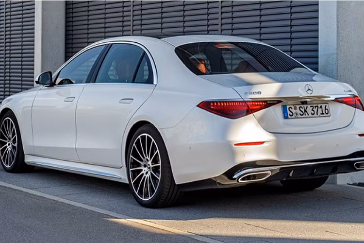 Động cơ này sẽ kết hợp với hệ thống khởi động tích hợp bộ đề 48 V nhằm giúp xe có thêm 22 mã lực và 250 Nm. Chiếc sedan hạng sang cỡ lớn Mercedes-Benz S500 4Matic thế hệ mới có thể dễ dàng tăng tốc từ vị trí xuất phát lên 100 km/h chỉ trong thời gian 4,9 giây.