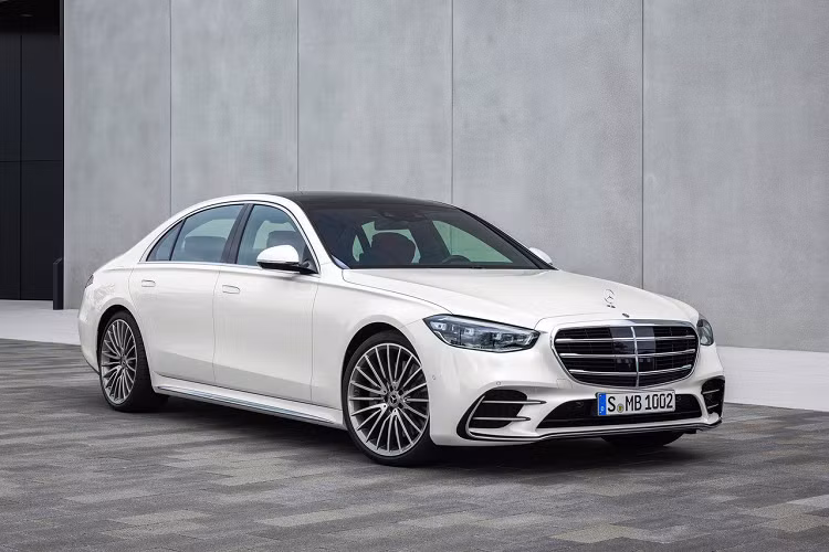 Bước vào bên trong khoang lái của dòng sedan hạng sang cỡ lớn Mercedes-Benz S-Class 2021 lộ giá bán chính hãng tại Việt Nam sẽ có đến 5 loại màn hình khác nhau mang đến trải nghiệm thú vị, màn hình 12,3 inch trong bảng đồng hồ kỹ thuật số có hiệu ứng không gian 3 chiều tùy chọn, kế tiếp là màn hình LCD cảm ứng của hệ thống thông tin giải trí với kích thước 11,9 inch. 