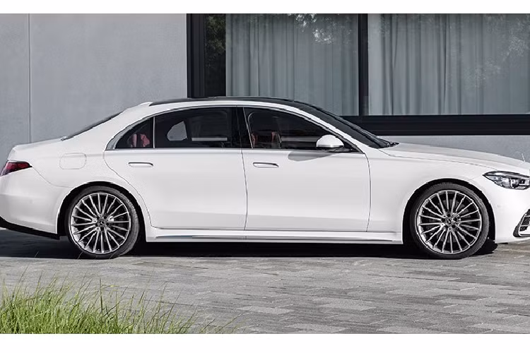 Theo như chia sẻ của 1 nhân viên bán xe Mercedes-Benz, lô hàng xe sang Mercedes-Benz S-Class 2021 chính hãng đầu tiên về nước dự kiến là vào quý I năm 2022. Mức giá bán của những chiếc xe Mercedes-Benz S-Class 2021 chính hãng cũng được người này tiết lộ ở 1 con số sẽ khiến không ít người bất ngờ.