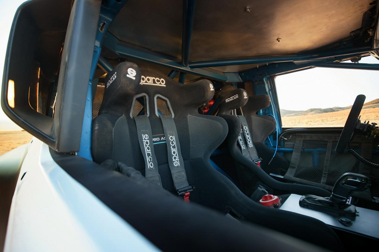 Ngoài ra, hệ thống treo của xe cũng là loại hiệu năng cao đặc biệt dành cho đường off-road, đi kèm là hệ thống giảm chấn DSSV nhiều chế độ. Khoang lái được bảo vệ bằng bộ khung thép cường lực, trong khi đó cánh tay đòn dưới nguyên bản thay bằng trang bị nhôm phay.