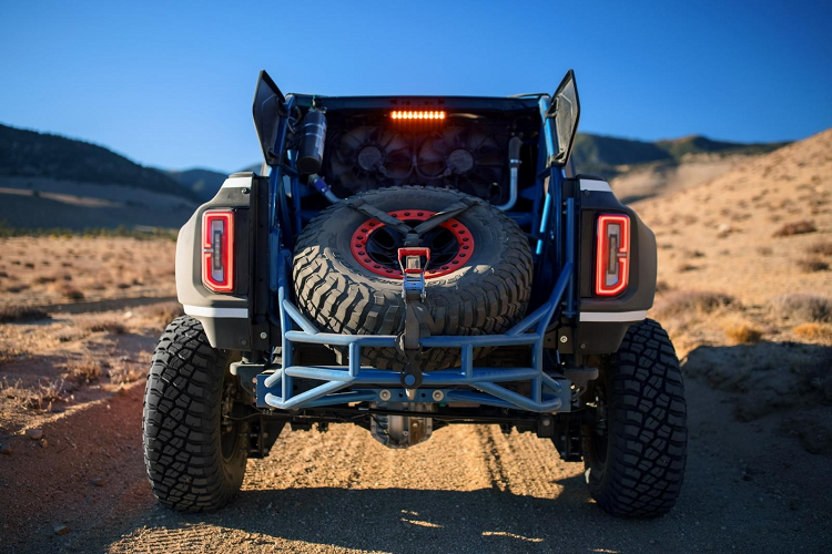 Bộ mâm nguyên bản được thay bằng mâm beadlock 17 inch đi kèm vỏ BFGoodrich Mud-Terrain T/A KM3 đa địa hình. Được biết bộ lốp này sẽ giúp xe có khả năng bám tốt hơn trên các bề mặt đường đá, đường bùn, đồng thời thích hợp cho việc xả bớt hơi để đi off-road.