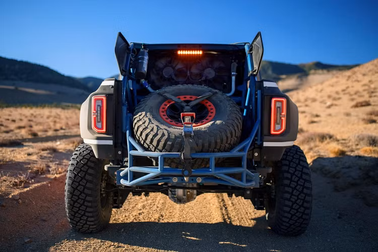 Bộ mâm nguyên bản được thay bằng mâm beadlock 17 inch đi kèm vỏ BFGoodrich Mud-Terrain T/A KM3 đa địa hình. Được biết bộ lốp này sẽ giúp xe có khả năng bám tốt hơn trên các bề mặt đường đá, đường bùn, đồng thời thích hợp cho việc xả bớt hơi để đi off-road.