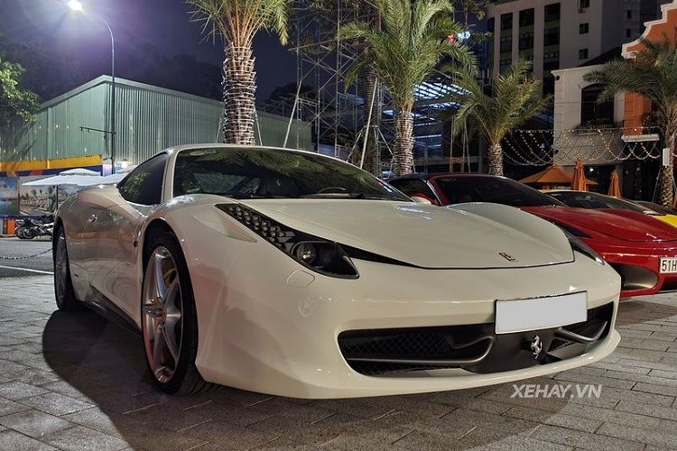 458 Italia được lấy cảm hứng thiết kế từ hai "anh lớn" Ferrari Enzo và Millechili concept. Mẫu xe này được thiết kế với tính khí động học tối đa như lưới tản nhiệt phía trước với khả năng giảm sức cản không khí, khe hút gió ở gần đèn trước, khe khuếch tán bên dưới cản sau có tác dụng giảm luồng gió phía đuôi xe, giúp xe tăng tốc nhanh hơn.