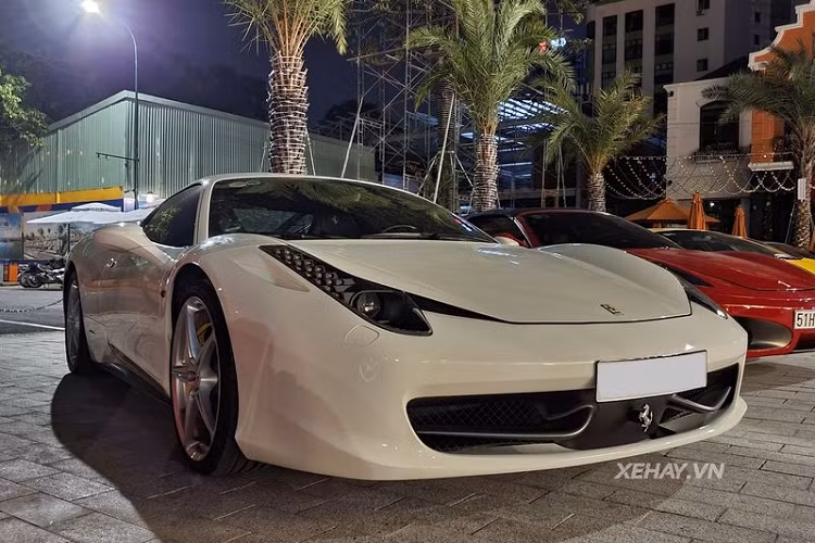 458 Italia được lấy cảm hứng thiết kế từ hai "anh lớn" Ferrari Enzo và Millechili concept. Mẫu xe này được thiết kế với tính khí động học tối đa như lưới tản nhiệt phía trước với khả năng giảm sức cản không khí, khe hút gió ở gần đèn trước, khe khuếch tán bên dưới cản sau có tác dụng giảm luồng gió phía đuôi xe, giúp xe tăng tốc nhanh hơn.