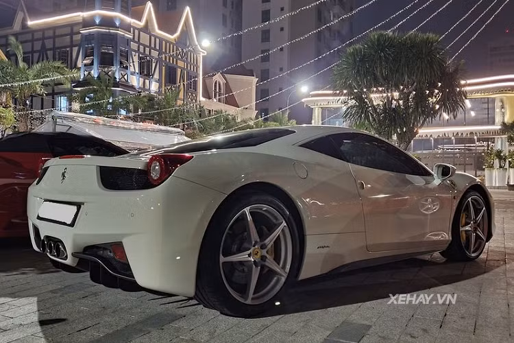 Ferrari 458 Italia được ra mắt lần đầu tiên vào năm 2009 tại triển lãm ôtô Frankfurt Motor Show. Chiếc siêu xe Ferrari 458 Italia đầu tiên xuất hiện tại Việt Nam vào khoảng năm 2010.