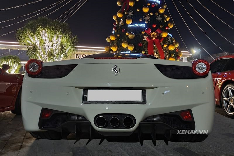 "Trái tim" của Ferrari 458 Italia tại Việt Nam là khối động cơ V8 4.5L sản sinh công suất 570 mã lực và mô-men xoắn cực đại 540Nm. Kết hợp với hộp số Getrag ly hợp kép 7 cấp, siêu xe Ý có thể bứt tốc 0 - 100 km/h chỉ trong 3,4 giây trước khi cán tốc độ tối đa 320 km/h.
