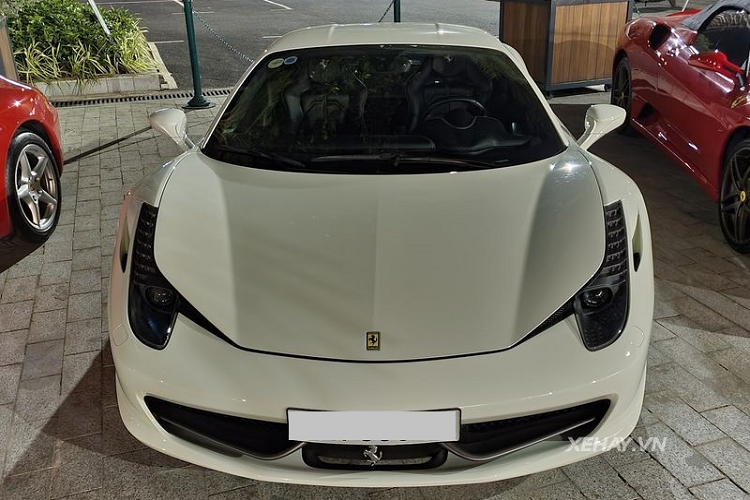 Hầu hết mọi chi tiết trên "ngựa chồm" Ferrari 458 Italia màu trắng này đều được giữ nguyên bản, từ màu sơn đến bộ mâm 5 chấu sơn bạc, cùm phanh màu vàng nổi bật và hệ thống 3 ống xả đặt ở ví trí trung tâm phía sau.