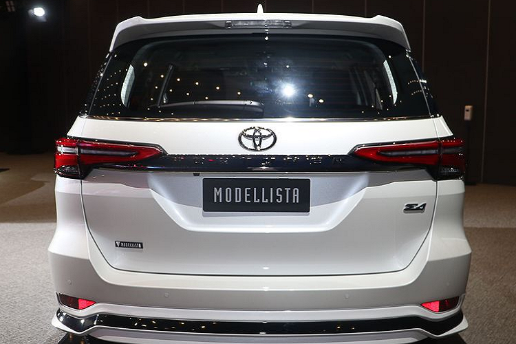 Nhìn chung, sau khi được trang bị gói phụ kiện Modellista, Toyota Fortuner trông cao cấp hơn hẳn so với tiêu chuẩn. Thông tin chi tiết về bộ kit Modellista tại Thái Lan hiện vẫn chưa được công bố, bao gồm cả những thay đổi trong cabin.