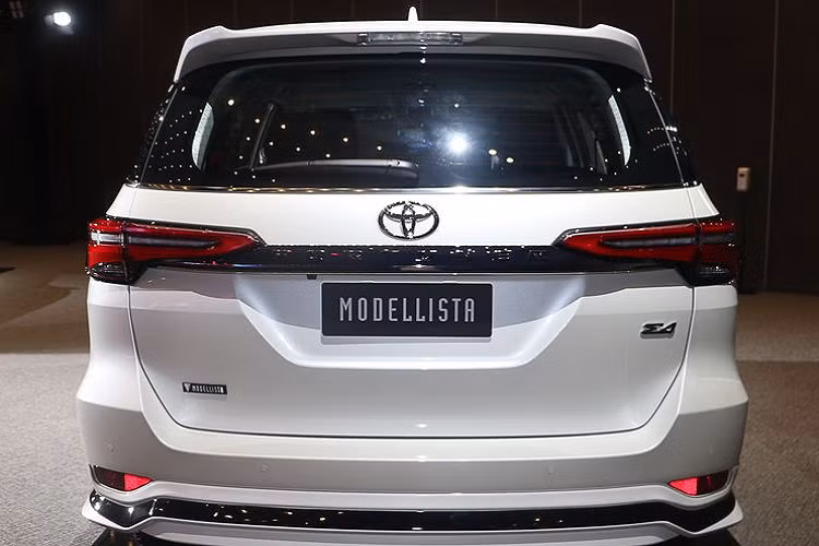 Nhìn chung, sau khi được trang bị gói phụ kiện Modellista, Toyota Fortuner trông cao cấp hơn hẳn so với tiêu chuẩn. Thông tin chi tiết về bộ kit Modellista tại Thái Lan hiện vẫn chưa được công bố, bao gồm cả những thay đổi trong cabin.