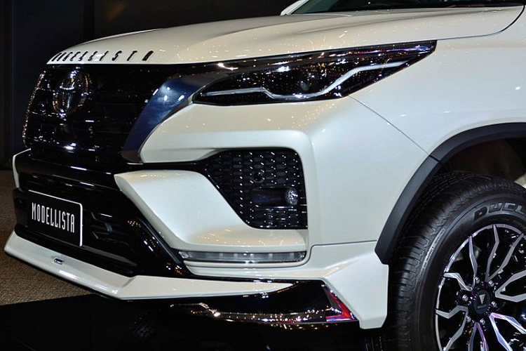 Giá bộ kit Toyota Fortuner Modellista tại xứ sở chùa vàng cũng là một ẩn số, trong khi đó, ở quê nhà Nhật Bản, bộ kit Modellista dành cho Toyota Fortuner có giá từ 110.000 Yen (khoảng 23 triệu đồng), chưa gồm bánh xe giá khoảng 160.000 - 400.000 Yen (khoảng 33 - 83 triệu đồng).