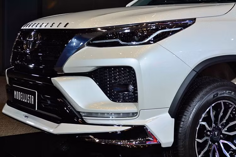 Giá bộ kit Toyota Fortuner Modellista tại xứ sở chùa vàng cũng là một ẩn số, trong khi đó, ở quê nhà Nhật Bản, bộ kit Modellista dành cho Toyota Fortuner có giá từ 110.000 Yen (khoảng 23 triệu đồng), chưa gồm bánh xe giá khoảng 160.000 - 400.000 Yen (khoảng 33 - 83 triệu đồng).