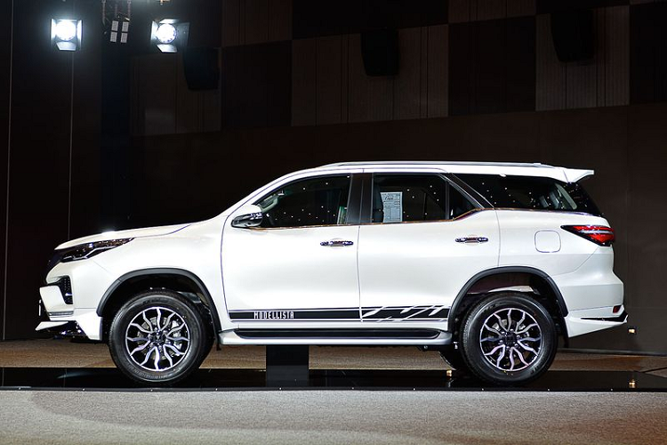 Theo những hình ảnh được công bố, Toyota Fortuner Modellista 2021 mới của Thái Lan cũng sẽ có nhiều điểm chung với bộ kit Modellista được cung cấp tại Nhật Bản, bao gồm líp trước thể thao, cản sau mới, mâm Modellista 18 inch đẹp mắt cùng dòng chữ "MODELLISTA" được viết trên viền mui xe.