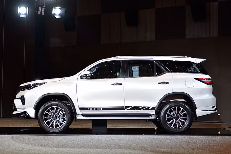 Theo những hình ảnh được công bố, Toyota Fortuner Modellista 2021 mới của Thái Lan cũng sẽ có nhiều điểm chung với bộ kit Modellista được cung cấp tại Nhật Bản, bao gồm líp trước thể thao, cản sau mới, mâm Modellista 18 inch đẹp mắt cùng dòng chữ "MODELLISTA" được viết trên viền mui xe.