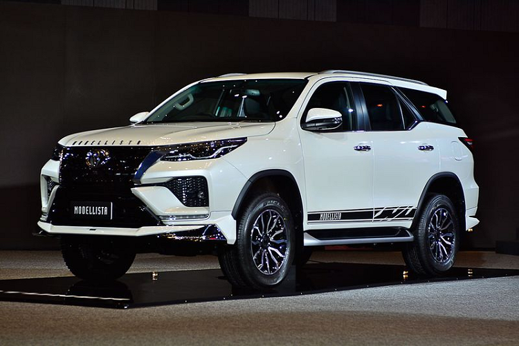 Toyota Thái Lan vừa giới thiệu gói nâng cấp Modellista cho Toyota Fortuner bản tiêu chuẩn tại thị trường này (trong khi bản LTD/Leuality hàng đầu vẫn được cung cấp với tùy chọn GR Sport).