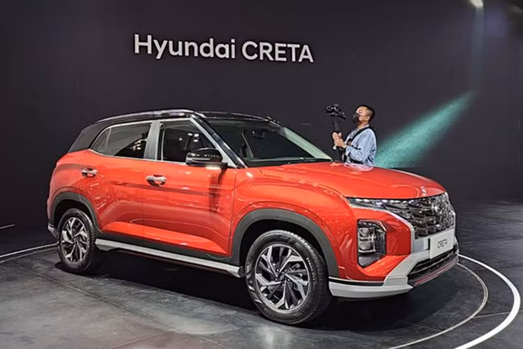 Khi điều khiển mẫu xe này, người lái có thể chọn 1 trong 4 chế độ là Eco, Comfort, Smart và Sport. Bên cạnh đó là 2 chế độ Sand (cát) và Mud (bùn) của hệ thống kiểm soát lực kéo. Được định vị ở phân khúc SUV cỡ B, Hyundai Creta 2022 sở hữu chiều dài 4.315 mm, chiều rộng 1.790 mm, chiều cao 1.630 mm và chiều dài cơ sở 2.610 mm. Trọng lượng chỉ 1.165 kg hoặc 1.175 kg ở phiên bản đủ trang bị.