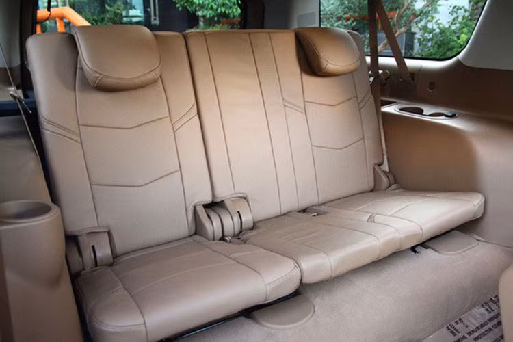 Chiếc Escalade phiên bản mới này có thay đổi nhiều nhất so với các phiên bản tiêu chuẩn ở phần nội thất. Công nghệ sử dụng thêm camera xung quanh xe, công nghệ đóng, mở cốp rảnh tay và kết nối 4G LTE. Hàng ghế sau với đầu đĩa DVD, dàn âm thanh vòm Bose Centerpoint 16 loa, hệ thống sạc không dây hay quan sát toàn cảnh...