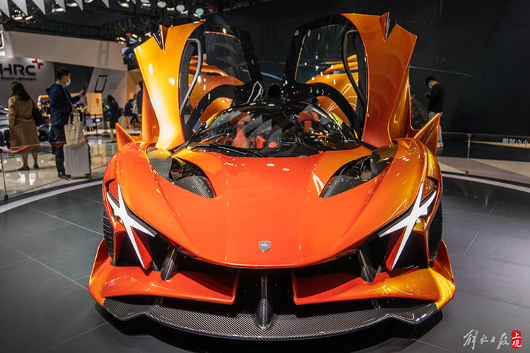 Bên cạnh mẫu xe Project Evo chính là phiên bản EVision Concept được trang bị hệ dẫn động hoàn toàn bằng điện. Đây cũng chính là mẫu xe giúp Apollo bước đầu công bố hành trình điện khí hóa của mình với mục tiêu giúp thương hiệu từng bước trở nên “sạch” hơn, thông minh hơn và hiện đại hơn cùng các tính năng kết nối tiện nghi.