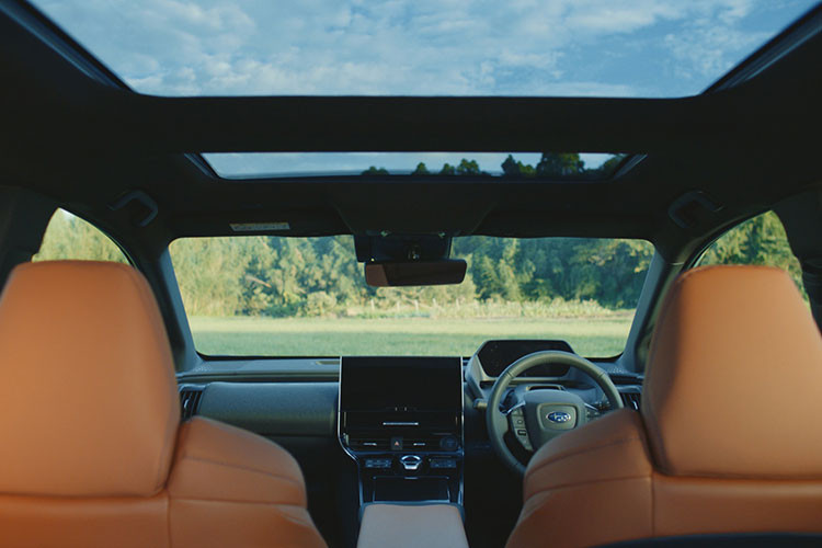 Được xây dựng trên nền tảng xe điện chuyên dụng e-TNGA mà Toyota và Subaru cùng hợp tác phát triển, Subaru Solterra chạy điện sở hữu kích thước tổng thể giống như bZ4X với chiều dài 4.690mm, chiều rộng 1.860mm và chiều cao 1.650mm.