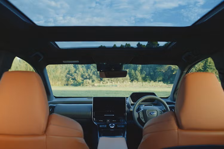 Được xây dựng trên nền tảng xe điện chuyên dụng e-TNGA mà Toyota và Subaru cùng hợp tác phát triển, Subaru Solterra chạy điện sở hữu kích thước tổng thể giống như bZ4X với chiều dài 4.690mm, chiều rộng 1.860mm và chiều cao 1.650mm.