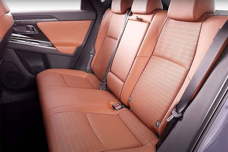 Subaru Solterra có chiều dài trục cơ sở 2.850mm, mang lại kiểu dáng cùng những dấu ấn tương tự như người anh em Forester của mình.