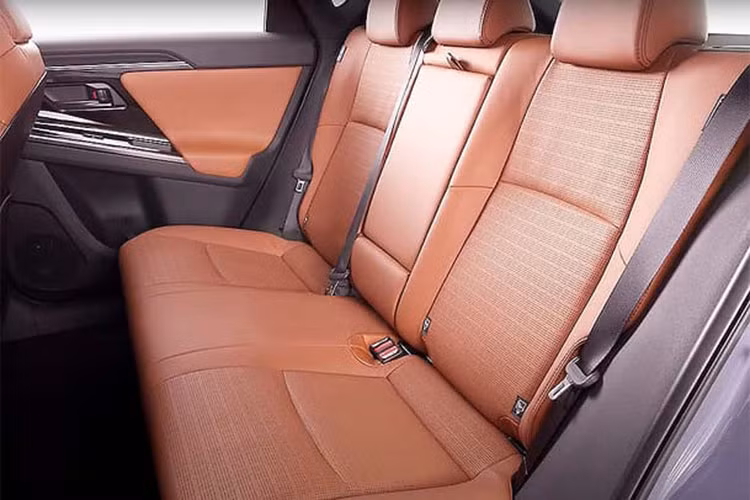 Subaru Solterra có chiều dài trục cơ sở 2.850mm, mang lại kiểu dáng cùng những dấu ấn tương tự như người anh em Forester của mình.