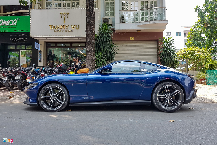 Chiếc Roma đầu tiên tại Việt Nam xuất hiện vào đầu năm 2021 với ngoại thất màu xanh Blue Tour De France ánh kim. Cách đây không lâu, xe được đổi sang màu ngoại thất đỏ bằng phương pháp dán decal.