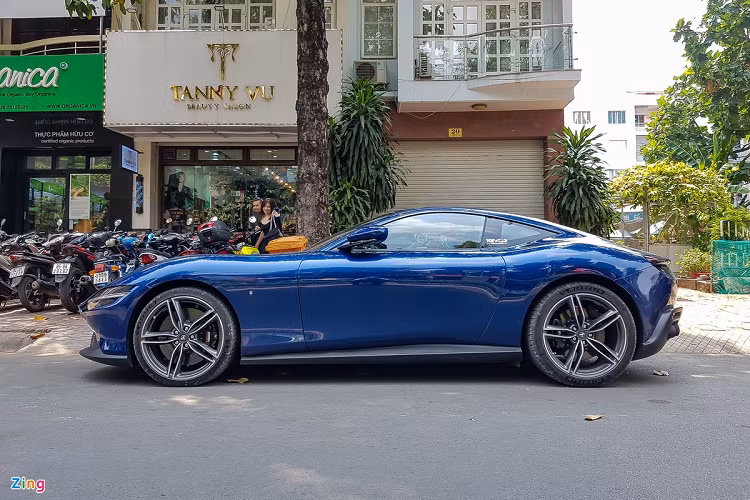 Chiếc Roma đầu tiên tại Việt Nam xuất hiện vào đầu năm 2021 với ngoại thất màu xanh Blue Tour De France ánh kim. Cách đây không lâu, xe được đổi sang màu ngoại thất đỏ bằng phương pháp dán decal.