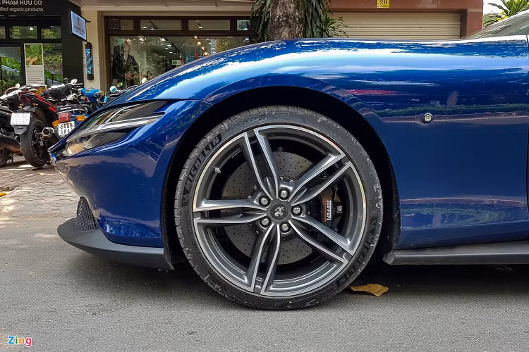 Bên cạnh đó là bộ mâm 5 chấu kép 20 inch cùng gói trang bị carbon. Ferrari còn mang đến 5 lựa chọn màu sắc khác nhau cho kẹp phanh.