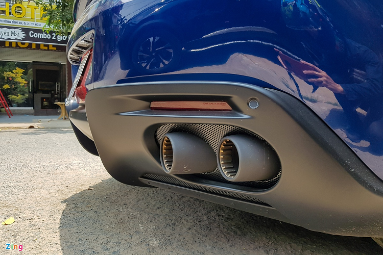 Chiếc xe này được nâng cấp với tùy chọn ốp ống xả bằng gốm màu đen. Ngoài ra, hãng xe còn cung cấp các lựa chọn khác như ống xả tiêu chuẩn và ống xả bằng titanium.