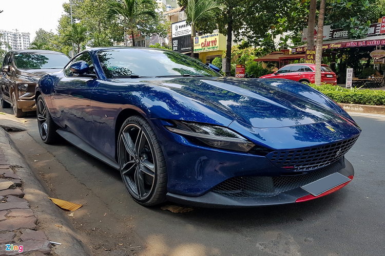 Trái ngược với những dòng xe khác của Ferrari, Roma sở hữu ngoại thất hoài cổ của thập kỷ 90 của thế kỷ trước thừa hưởng từ chiếc 550 Maranello với các đường nét bo tròn.