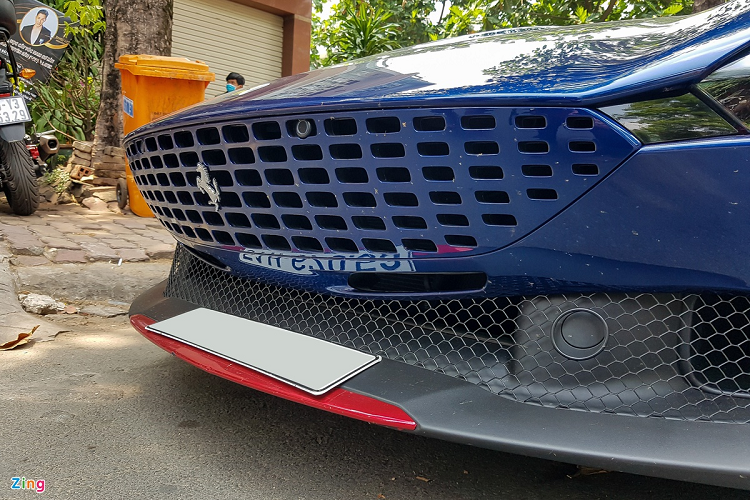 Lưới tản nhiệt cũng thiết kế lại với các thanh nan tương đồng với màu ngoại thất của xe. Đi kèm với đó là logo Ferrari kích thước lớn và các cảm biến siêu âm.