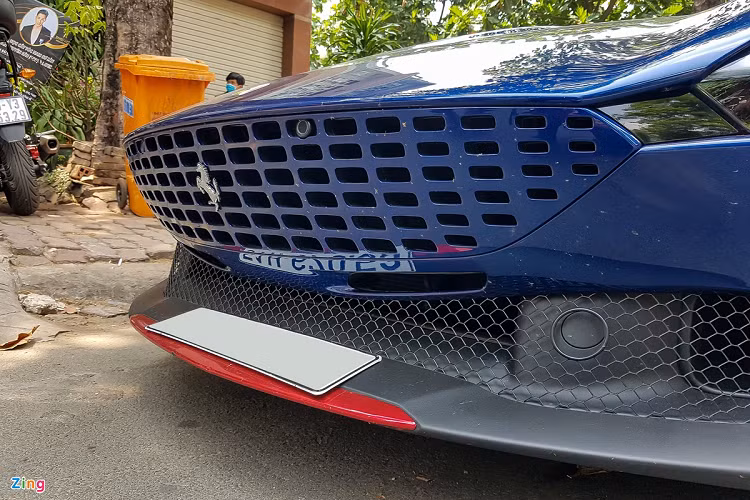 Lưới tản nhiệt cũng thiết kế lại với các thanh nan tương đồng với màu ngoại thất của xe. Đi kèm với đó là logo Ferrari kích thước lớn và các cảm biến siêu âm.