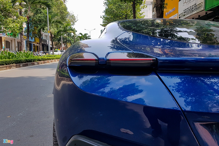 Hệ thống đèn hậu của xe cũng được thiết kế cách điệu chứ không theo dạng tròn truyền thống của Ferrari. Một số chi tiết khác biệt của Roma là tay nắm cửa giờ đây được nằm ẩn vào cánh cửa xe.