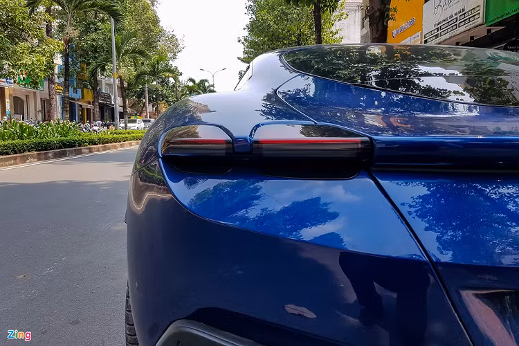 Hệ thống đèn hậu của xe cũng được thiết kế cách điệu chứ không theo dạng tròn truyền thống của Ferrari. Một số chi tiết khác biệt của Roma là tay nắm cửa giờ đây được nằm ẩn vào cánh cửa xe.