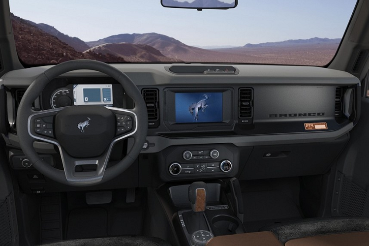 Các trang bị đặc biệt trên Ford Bronco RTR có thể kể đến lưới tản nhiệt RTR, khung bảo vệ hai bên gầm xe, cản sốc sau dạng ống thép, mui vải mềm, đèn LED trở sáng trên nóc xe và bộ mâm RTR 1 inch đi kèm lốp Nitto Ridge Grappler. Bên cạnh đó Bronco RTR sẽ có các huy hiệu đặc biệt trên nhiều chi tiết, họa tiết thiết kế mô phỏng địa hình, địa giới dinh thự Fair Lane của Henry Ford và khung gắn bánh xe dự phòng RTR.