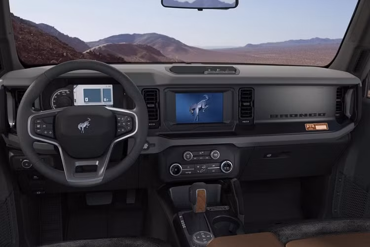 Các trang bị đặc biệt trên Ford Bronco RTR có thể kể đến lưới tản nhiệt RTR, khung bảo vệ hai bên gầm xe, cản sốc sau dạng ống thép, mui vải mềm, đèn LED trở sáng trên nóc xe và bộ mâm RTR 1 inch đi kèm lốp Nitto Ridge Grappler. Bên cạnh đó Bronco RTR sẽ có các huy hiệu đặc biệt trên nhiều chi tiết, họa tiết thiết kế mô phỏng địa hình, địa giới dinh thự Fair Lane của Henry Ford và khung gắn bánh xe dự phòng RTR.