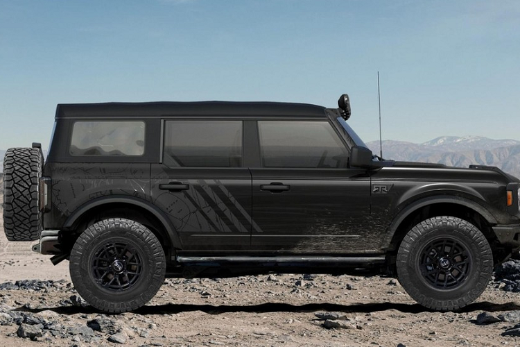 Theo đó, mẫu xe SUV Ford Bronco RTR được nâng cấp từ bản trang bị Bronco Big Bend thành phiên bản độc nhất hành tinh phục vụ mục đích đấu giá. Xe mang trên mình bộ cánh màu đen Shadow Black cùng một số chi tiết điểm nhấn độc đáo do nhà thiết kế Vaughn Gittin, Jr thực hiện.