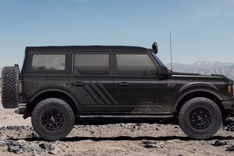 Theo đó, mẫu xe SUV Ford Bronco RTR được nâng cấp từ bản trang bị Bronco Big Bend thành phiên bản độc nhất hành tinh phục vụ mục đích đấu giá. Xe mang trên mình bộ cánh màu đen Shadow Black cùng một số chi tiết điểm nhấn độc đáo do nhà thiết kế Vaughn Gittin, Jr thực hiện.