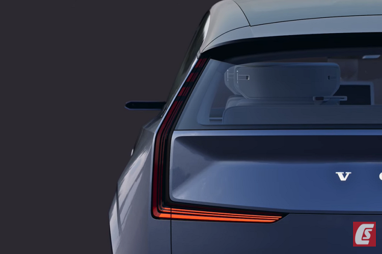 Lưới tản nhiệt truyền thống được thay thế bằng một tấm chắn mang logo quen thuộc của Volvo, với phiên bản hiện đại hơn của hình dạng đèn pha “Búa Thor” của công ty ở các góc.