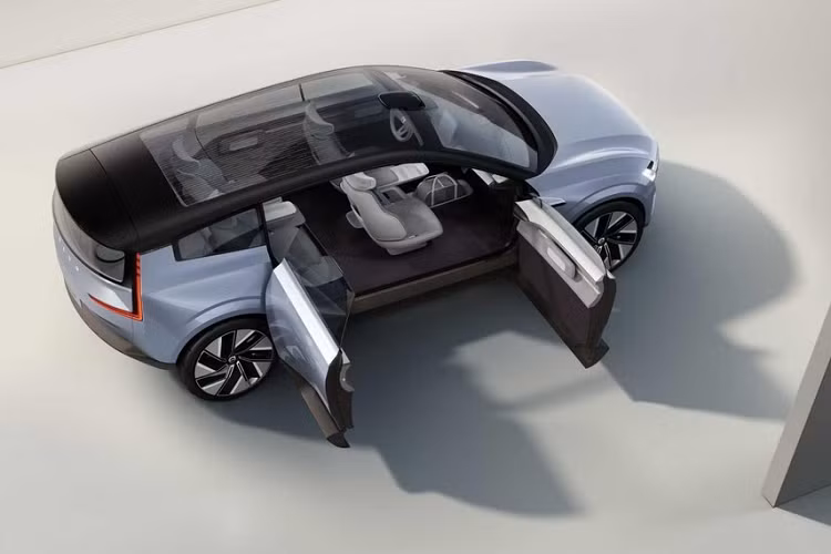 Phần capô xe được thiết kế dốc xuống thấp để cải thiện tính khí động học, nhưng hãng vẫn giữ được chiều cao xe giống như SUV Volvo tiêu chuẩn và vị trí tầm nhìn cao thuận lợi hơn cho người lái.