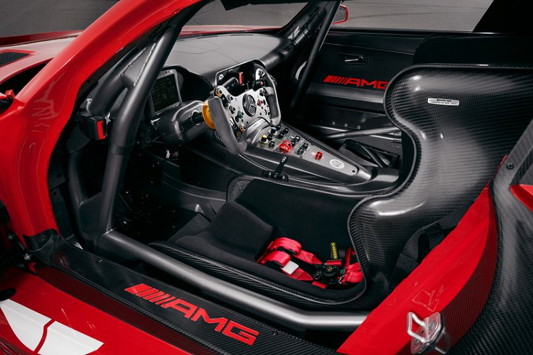 Bộ ba này bao gồm Mercedes-Benz SLS AMG GT3, Mercedes-AMG GT3 đời 2016 và Mercedes-AMG GT3 bản hiện tại (2020).