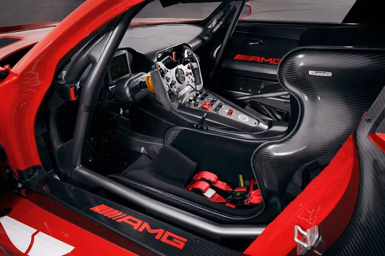 Bộ ba này bao gồm Mercedes-Benz SLS AMG GT3, Mercedes-AMG GT3 đời 2016 và Mercedes-AMG GT3 bản hiện tại (2020).