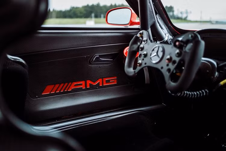 Nội thất của cả ba chiếc xe đua đặc biệt đều có màu xám Graphite Metallic Matt, bảng điều khiển bằng sợi carbon đi kèm một tấm bảng kỷ niệm có chữ ký của người sáng lập AMG, Hans Werner Aufrecht. Cả ba đều có hệ thống xả ở mức tối đa và dùng động cơ AMG V8 6.3L sản sinh công suất 641 mã lực.