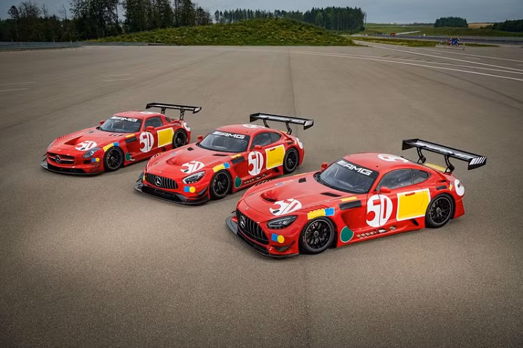 Được ra đời bởi 2 cựu kỹ sư Hans Heyer và Clemens Schikentanz, chiếc Mercedes-Benz 300 SEL 6.8 AMG đời 1971 là niềm tự hào của AMG khi về nhì chung cuộc tại giải đua 24 Hours of Spa. Danh tiếng của AMG cũng bắt đầu lan rộng từ đây.