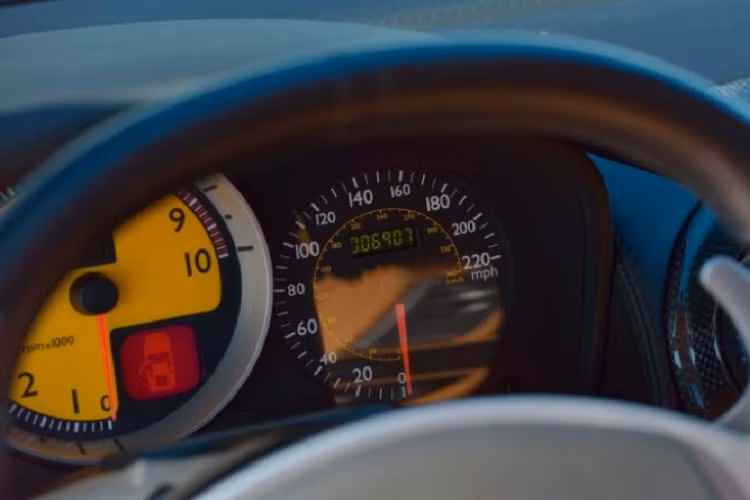 Tuy đã 13 năm tuổi nhưng chiếc Ferrari F430 có số công-tơ-mét chưa đến 7.000 dặm (khoảng 11.265 km). Nói cách khác, chiếc siêu xe này ở trong tình trạng còn khá mới. Theo công ty đấu giá Mecum, chiếc Ferrari F430 cũ của Tổng thống Mỹ vẫn còn đủ "nhãn dán trên cửa sổ, bạt phủ và những phụ kiện khác".