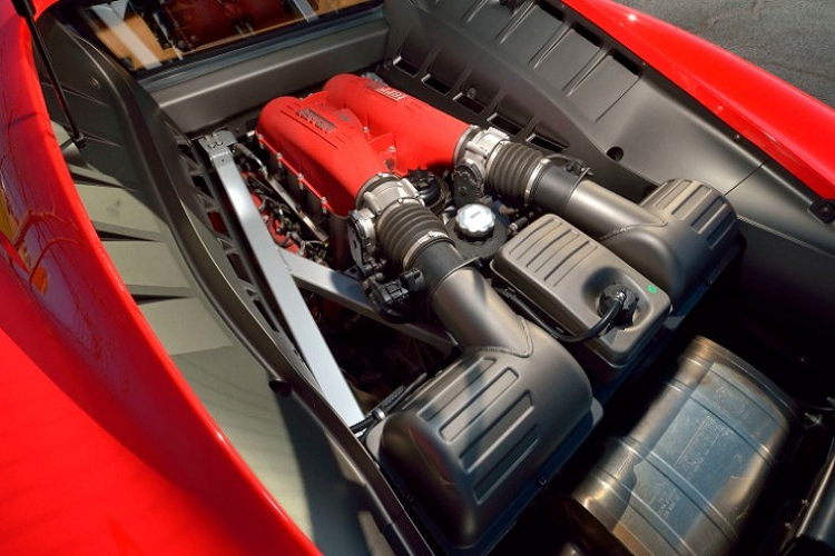 Nguồn cung cấp sức mạnh cho chiếc Ferrari F430 hàng hiếm này là khối động cơ xăng V8, dung tích 4.3L, sản sinh công suất tối đa 483 mã lực. Động cơ nằm dưới nắp bằng kính này kết hợp cùng hộp số tự động tuần tự 6 cấp, cho phép xe tăng tốc từ 0-100 km/h trong 3,5 giây và đạt vận tốc tối đa 315 km/h.