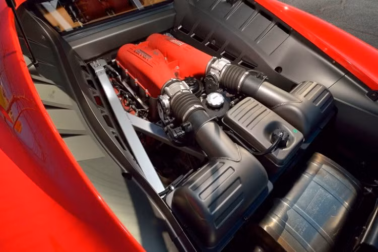 Nguồn cung cấp sức mạnh cho chiếc Ferrari F430 hàng hiếm này là khối động cơ xăng V8, dung tích 4.3L, sản sinh công suất tối đa 483 mã lực. Động cơ nằm dưới nắp bằng kính này kết hợp cùng hộp số tự động tuần tự 6 cấp, cho phép xe tăng tốc từ 0-100 km/h trong 3,5 giây và đạt vận tốc tối đa 315 km/h.
