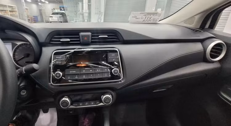 Nissan Almera gia 469 trieu tai Viet Nam, cat bo nhieu trang bi-Hinh-3